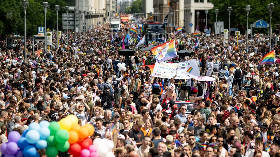 Bunt, schrill und ausgelassen - so präsentiert sich die Parade zum Christopher Street Day (CSD) in Berlin. - Bild: Fabian Sommer/dpa