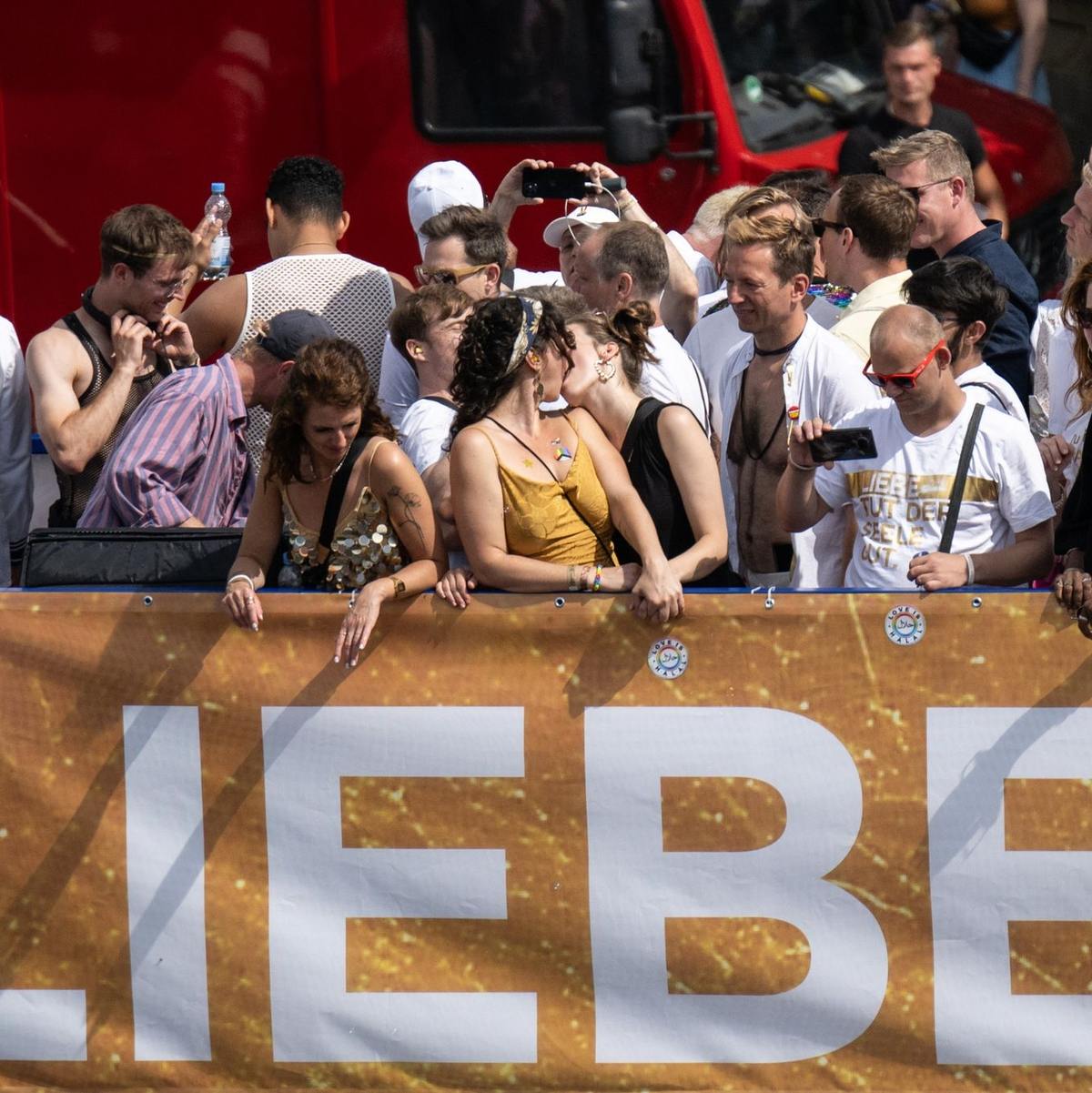 Ein Kuss auf einem der Wagen der Parade. Zwei Frauen zeigen öffentlich ihre Zuneigung zueinander, ohne sich verstecken zu müssen. - Foto: Hannes P. Albert/dpa
