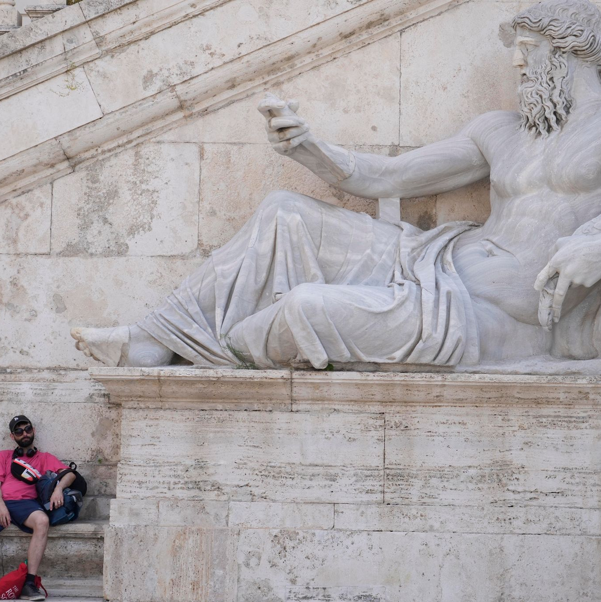 Sightseeing in Italiens Hauptstadt besser mit (Sonnen-)Schirm - Foto: Gregorio Borgia/AP/dpa