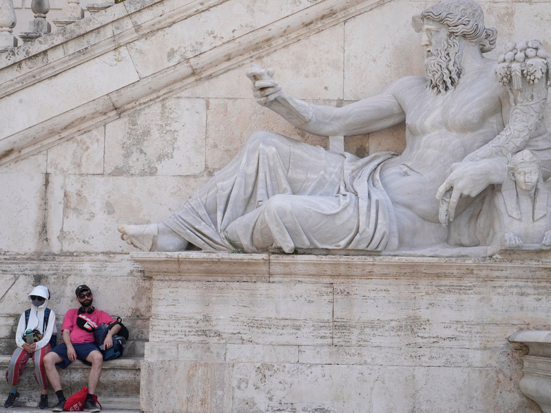 Ein Mann erfrischt sich an einem Brunnen auf dem Petersplatz, während die Temperaturen bis zu 38 Grad Celsius im Vatikan erreichen.  - Foto: Gregorio Borgia/AP/dpa