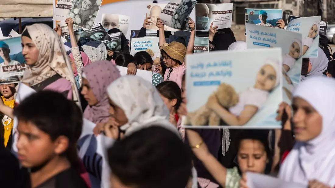 Krebskranke Kinder sitzen in einem Zelt nahe der Grenze zur Türkei. - Bild: Anas Alkharboutli/dpa