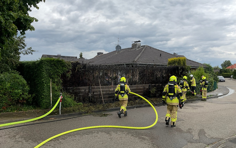 FW Alpen: Heckenbrand - Foto: presseportal.de