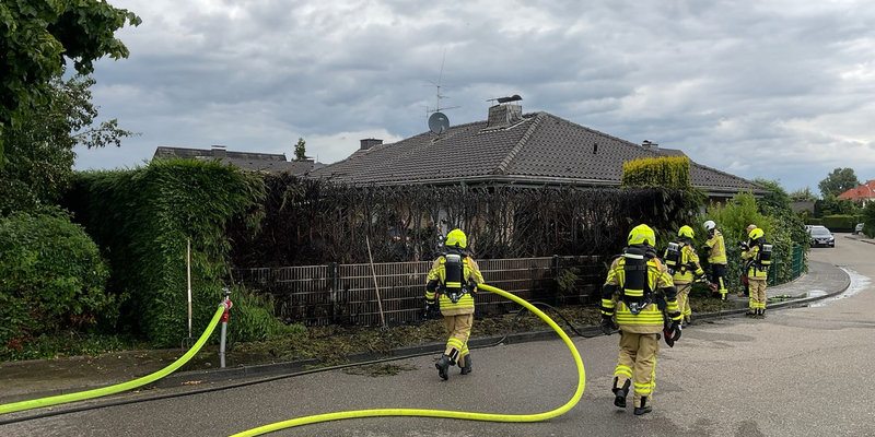 FW Alpen: Heckenbrand - Foto: presseportal.de