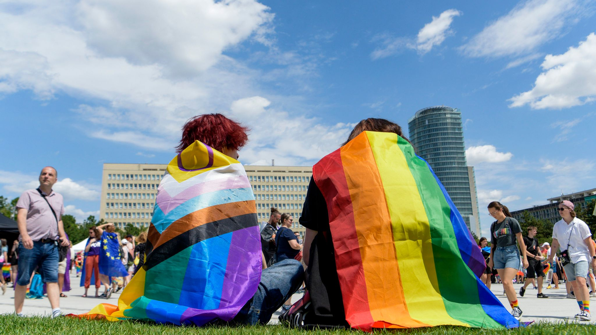 Teilnehmer der Pride-Parade in Bratislava. - Foto: Pavol Zachar/TASR/dpa