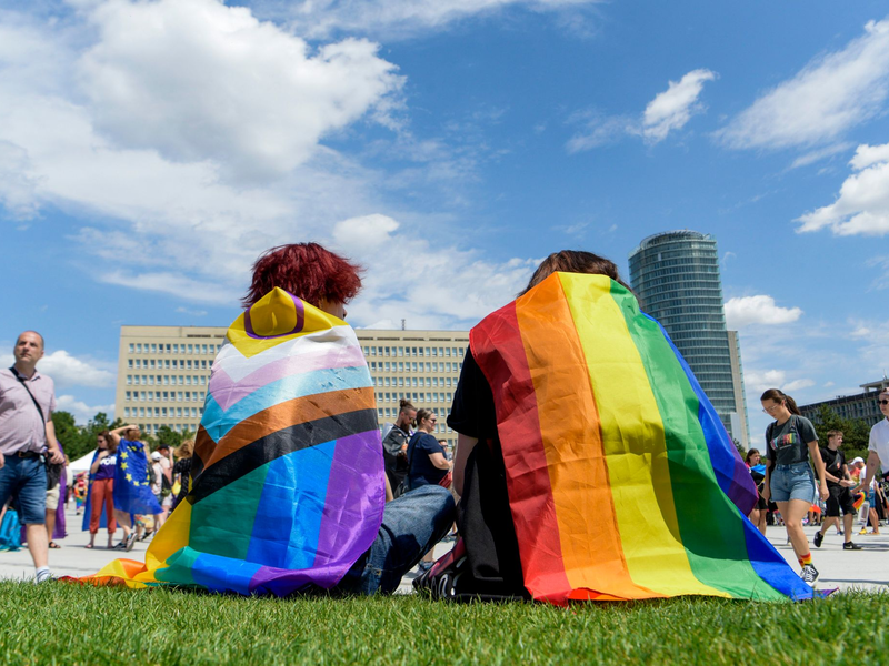 Teilnehmer der Pride-Parade in Bratislava. - Foto: Pavol Zachar/TASR/dpa