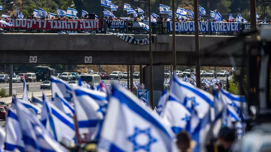 Tausende israelische Demonstranten marschieren entlang einer Autobahn, um gegen die geplante Justizreform der Regierung zu protestieren. - Bild: Ilia Yefimovich/dpa