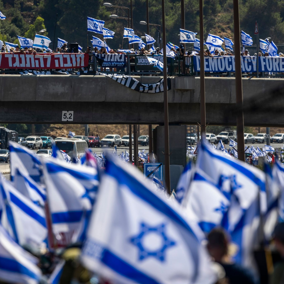 Tausende israelische Demonstranten marschieren entlang einer Autobahn, um gegen die geplante Justizreform der Regierung zu protestieren. - Foto: Ilia Yefimovich/dpa