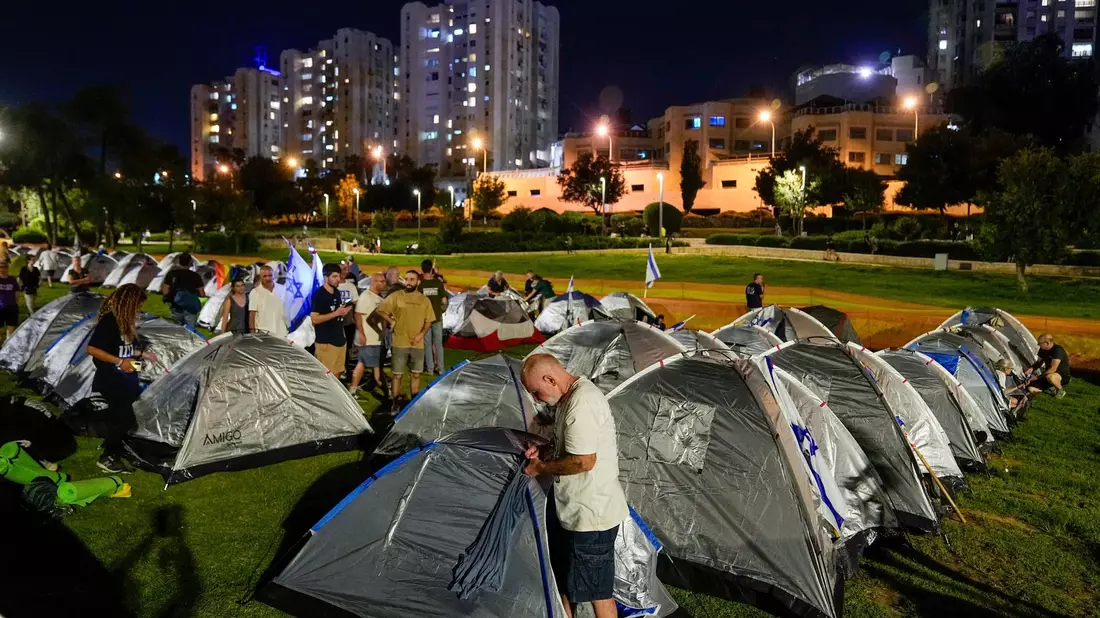 Demonstranten haben ein Zeltlager vor dem Parlamentsgebäude in Jerusalem errichtet. - Bild: Ohad Zwigenberg/AP/dpa
