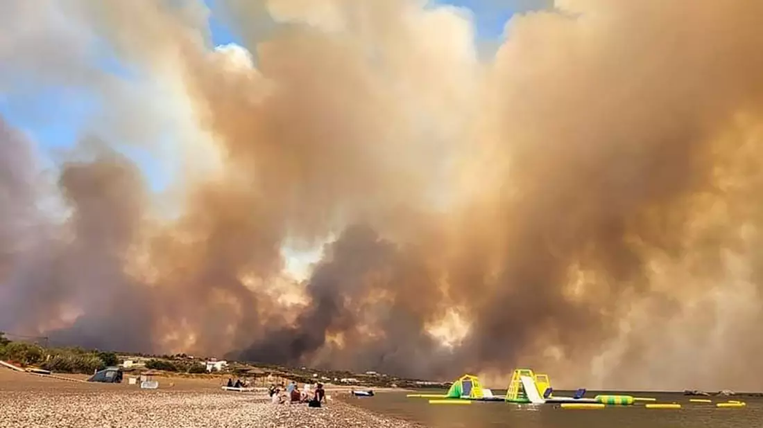 Der Großwaldbrand auf Rhodos dauert bereits den fünften Tag an. Tausende Menschen - darunter viele Touristen - wurden mit Booten von den Küsten in Sicherheit gebracht. - Bild: uncredited/Rhodes.Rodos/AP/dpa