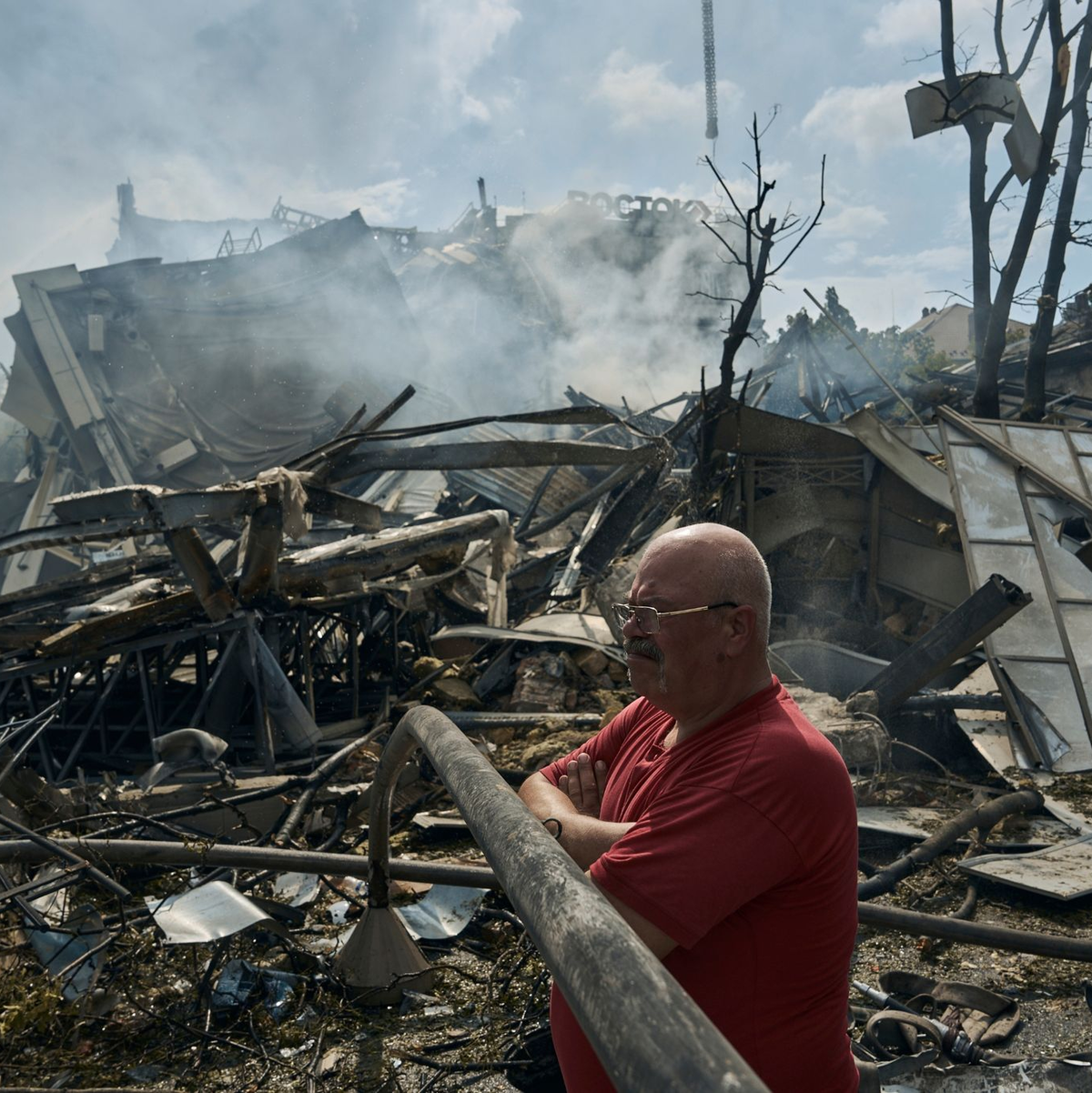 Eine Mann steht in Odessa in den Trümmern eines Gebäudes. - Foto: Libkos/AP/dpa