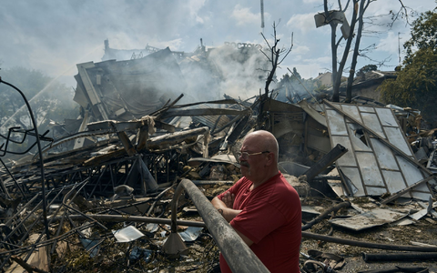 Eine Mann steht in Odessa in den Trümmern eines Gebäudes. - Foto: Libkos/AP/dpa