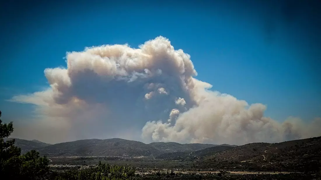 Wegen des Waldbrands auf Rhodos, aber auch weiteren großen Bränden in Griechenland sind mittlerweile Hunderte Feuerwehrleute aus anderen Ländern zur Verstärkung angereist. - Bild: Argyris Mantikos/Eurokinissi/AP/dpa