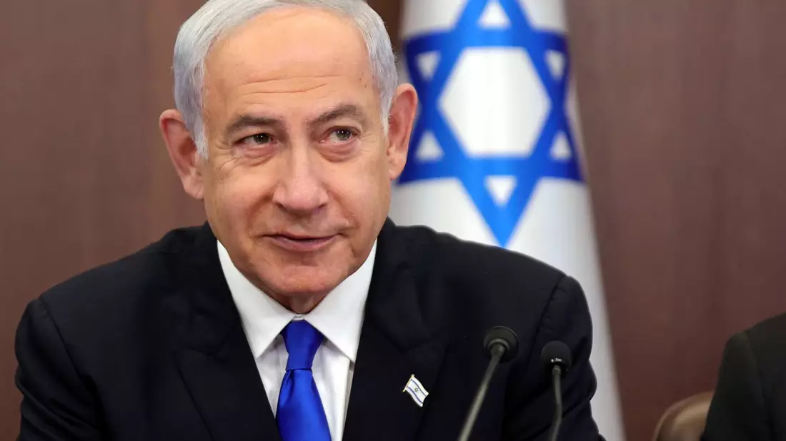 Israels Premierminister Benjamin Netanjahu muss operiert werden. - Bild: Abir Sultan/EPA POOL via AP/dpa