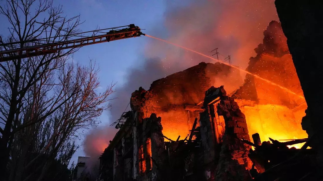 Die Feuerwehr ist in einem zerstörten Wohngebiet in Mykolajiw im Einsatz. - Bild: Ukrainian Emergency Service/Ukrainian Emergency Service/AP/dpa
