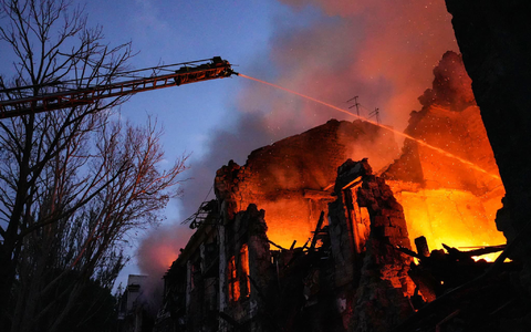 Die Feuerwehr ist in einem zerstörten Wohngebiet in Mykolajiw im Einsatz. - Foto: Ukrainian Emergency Service/Ukrainian Emergency Service/AP/dpa