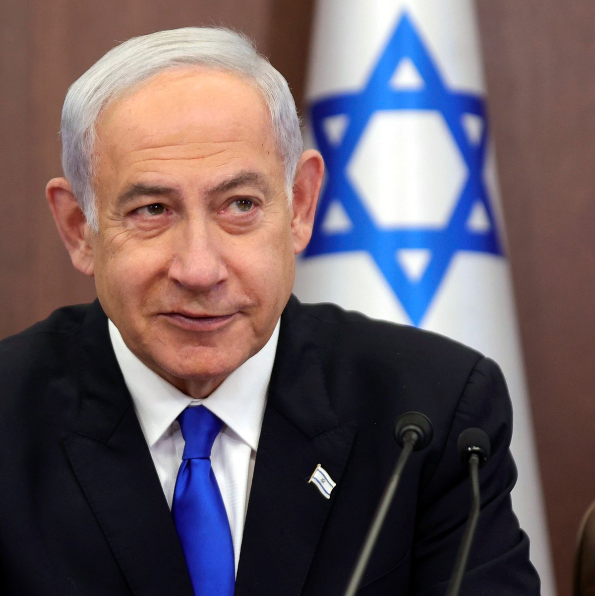 Israels Premierminister Benjamin Netanjahu hat einen Herzschrittmacher erhalten. - Foto: Abir Sultan/EPA POOL via AP/dpa