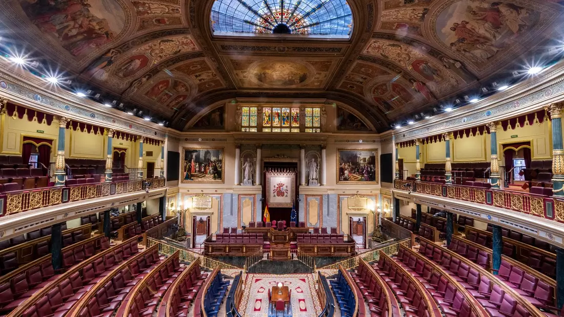Leere Sitze sind im Unterhaus des spanischen Parlaments in Madrid. In Spanien wird gewählt. Regierungschef Pedro Sánchez droht eine Niederlage. - Bild: Bernat Armangue/AP/dpa