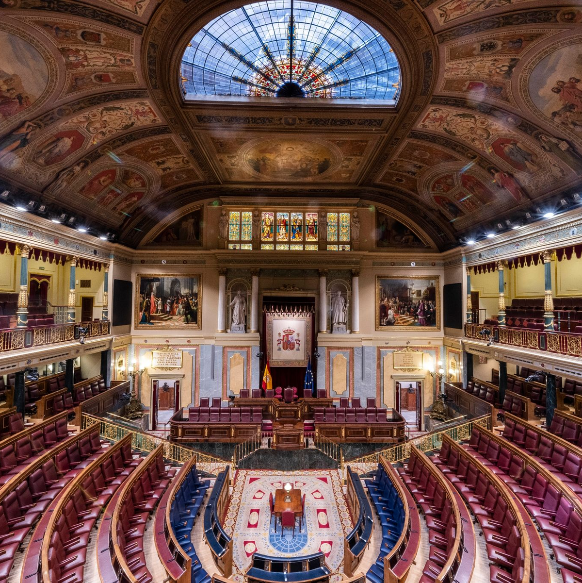 Leere Sitze sind im Unterhaus des spanischen Parlaments in Madrid. In Spanien wird gewählt. Regierungschef Pedro Sánchez droht eine Niederlage. - Foto: Bernat Armangue/AP/dpa