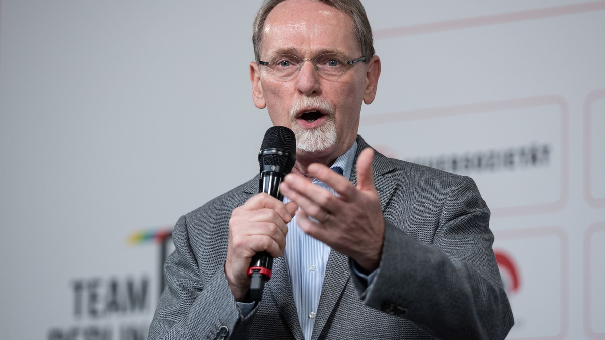 LSB-Präsident Thomas Härtel spricht sich für eine Olympia-Bewerbung von Berlin, München und Warnemünde aus. - Foto: Andreas Gora/dpa