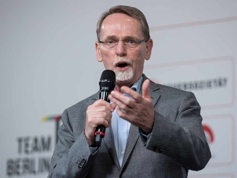 LSB-Präsident Thomas Härtel spricht sich für eine Olympia-Bewerbung von Berlin, München und Warnemünde aus. - Foto: Andreas Gora/dpa