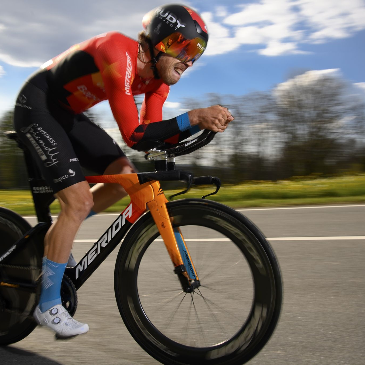 Raste in den Massensprints einmal auf Platz zwei und zweimal auf Platz drei: Der 28-jährige Phil Bauhaus. - Foto: Laurent Gillieron/Keystone/dpa