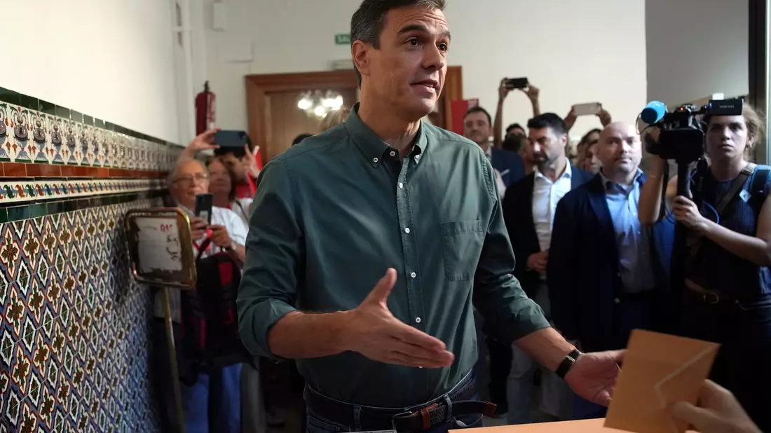 Ministerpräsident Pedro Sánchez bei der Stimmangabe in Madrid. - Bild: Emilio Morenatti/AP/dpa
