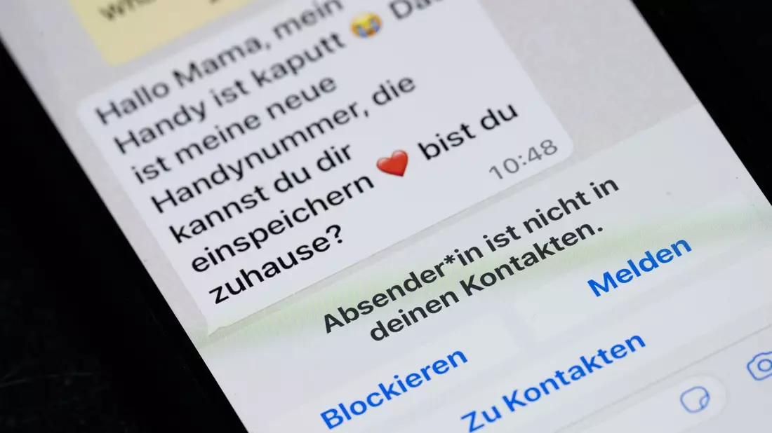 Betrügerische Nachrichten wie diese werden immer wieder gesendet. - Bild: Sebastian Gollnow/dpa