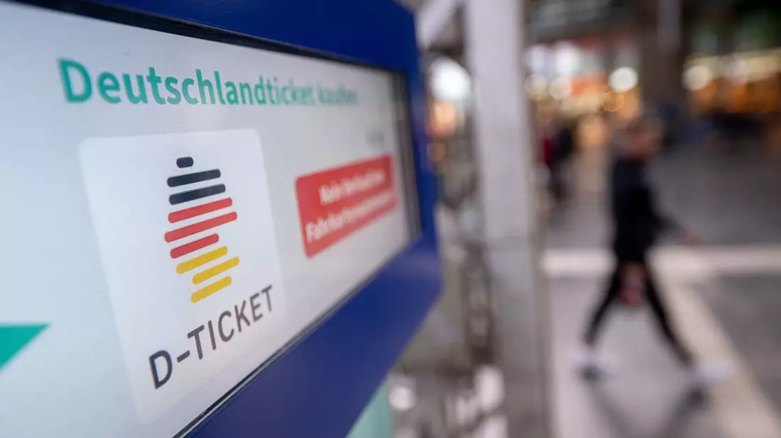 Mit dem 49 Euro teuren Deutschlandticket kann man bundesweit mobil im Nah- und Regionalverkehr fahren. - Bild: Sebastian Gollnow/dpa/dpa-tmn