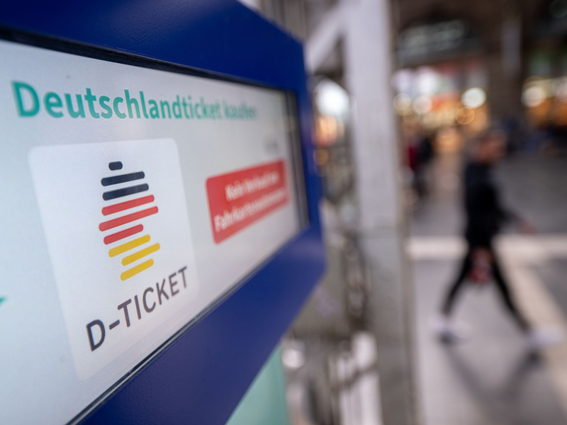 Mit dem 49 Euro teuren Deutschlandticket kann man bundesweit mobil im Nah- und Regionalverkehr fahren. - Foto: Sebastian Gollnow/dpa/dpa-tmn