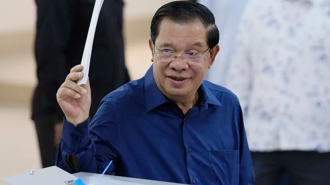 Regierungschef Hun Sen ist seit fast 40 Jahren an der Macht. - Bild: Heng Sinith/AP/dpa