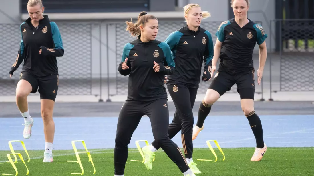 Alexandra Popp (l-r), Lena Oberdorf, Laura Freigang und Marina Hegering beim Training. - Bild: Sebastian Christoph Gollnow/dpa