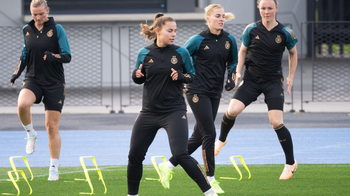Alexandra Popp (l-r), Lena Oberdorf, Laura Freigang und Marina Hegering beim Training. - Foto: Sebastian Christoph Gollnow/dpa