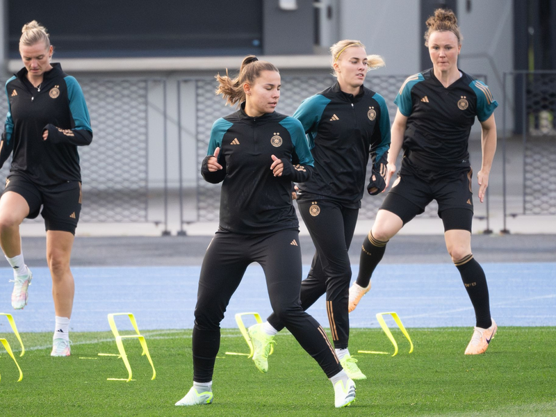 Alexandra Popp (l-r), Lena Oberdorf, Laura Freigang und Marina Hegering beim Training. - Foto: Sebastian Christoph Gollnow/dpa
