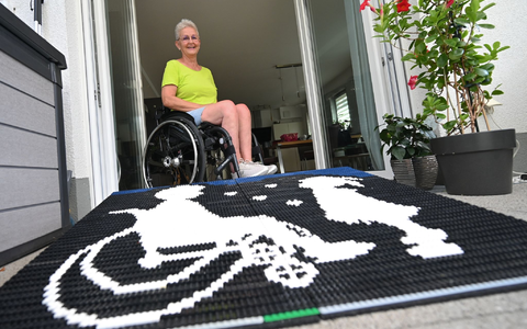 Die 66-Jährige Rita Ebel aus Hanaus baut ehrenamtlich Rampen für Rollstuhl- und Rollatornutzer aus handelsüblichen Legosteinen. - Foto: Arne Dedert/dpa