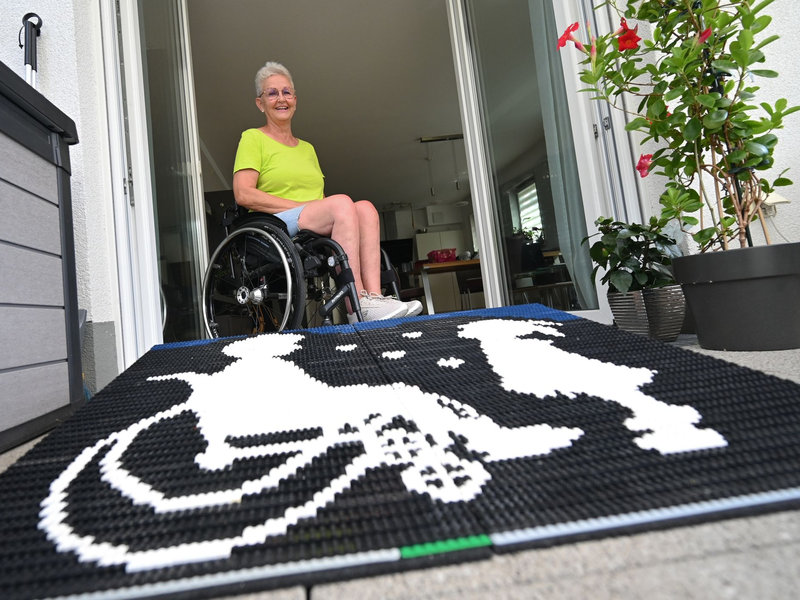 Die 66-Jährige Rita Ebel aus Hanaus baut ehrenamtlich Rampen für Rollstuhl- und Rollatornutzer aus handelsüblichen Legosteinen. - Foto: Arne Dedert/dpa
