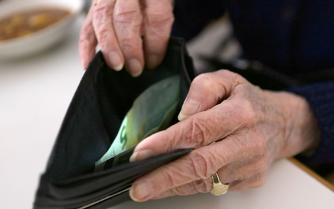 Eine ältere Frau öffnet ihr Portemonnaie. (Archivbild) - Foto: Stephanie Pilick/dpa