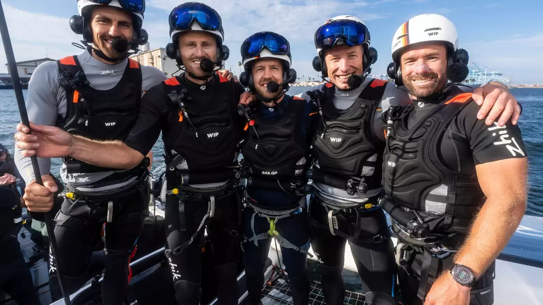 Sebastian Vettel (M) ist vierfacher Formel-1-Weltmeister und Besitzer des Germany SailGP Teams. - Bild: Beau Outteridge/SailGP via AP/dpa