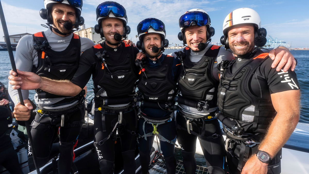 Sebastian Vettel (M) ist vierfacher Formel-1-Weltmeister und Besitzer des Germany SailGP Teams. - Foto: Beau Outteridge/SailGP via AP/dpa