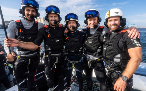 Sebastian Vettel (M) ist vierfacher Formel-1-Weltmeister und Besitzer des Germany SailGP Teams. - Foto: Beau Outteridge/SailGP via AP/dpa