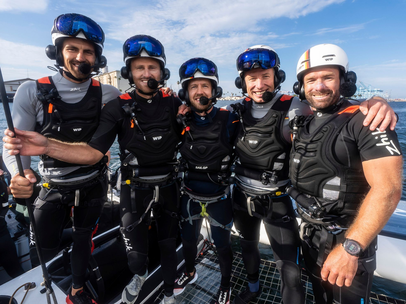 Sebastian Vettel (M) ist vierfacher Formel-1-Weltmeister und Besitzer des Germany SailGP Teams. - Foto: Beau Outteridge/SailGP via AP/dpa