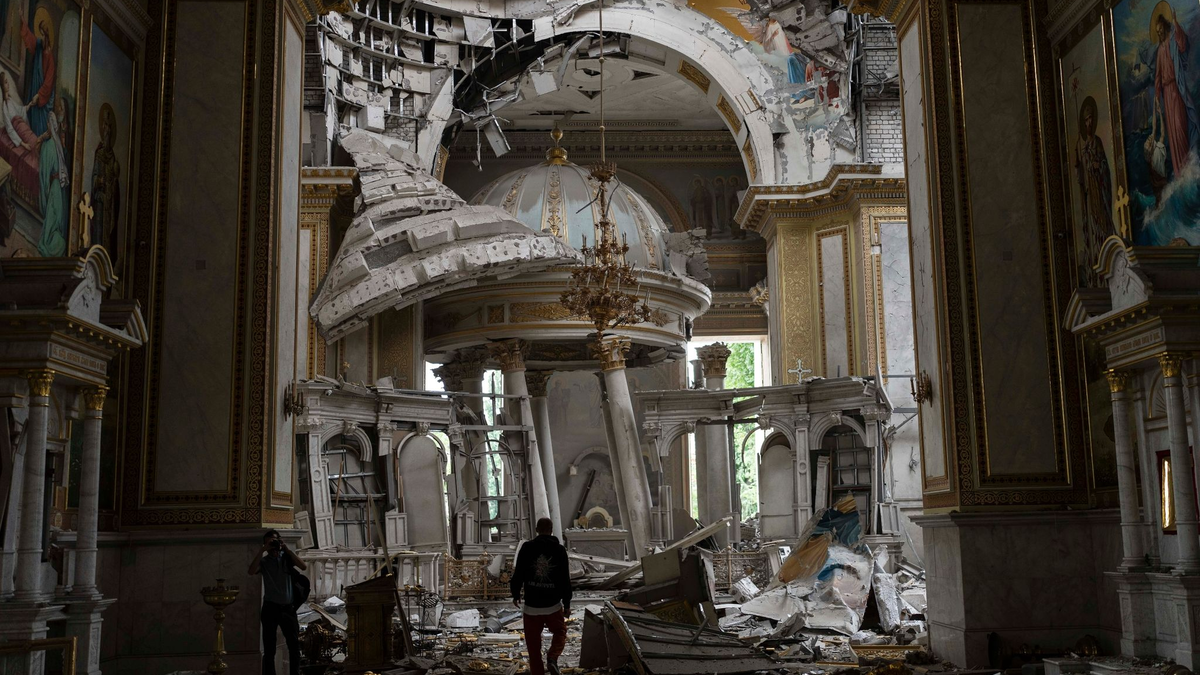 Nach einem russischen Raketenangriff inspizieren Kirchenmitarbeiter die schweren Schäden in der Verklärungskathedrale in Odessa. - Foto: Jae C. Hong/AP/dpa
