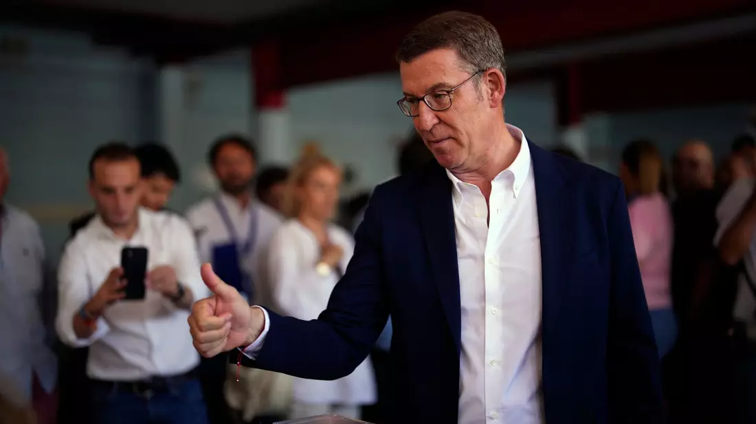 PP-Chef Alberto Nunez Feijóo nach seiner Stimmabgabe für die Parlamentswahl in Madrid. - Bild: Manu Fernandez/AP/dpa