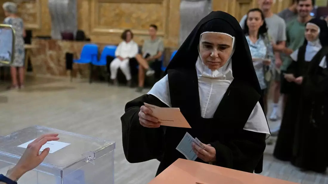Wahllokal in Madrid: Eine Nonne gibt ihre Stimme ab. - Bild: Paul White/AP/dpa