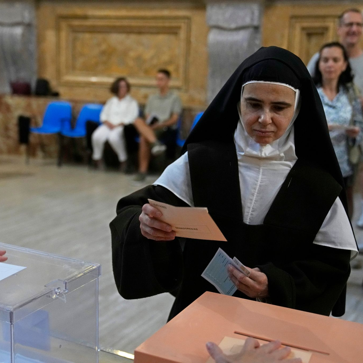 Wahllokal in Madrid: Eine Nonne gibt ihre Stimme ab. - Foto: Paul White/AP/dpa