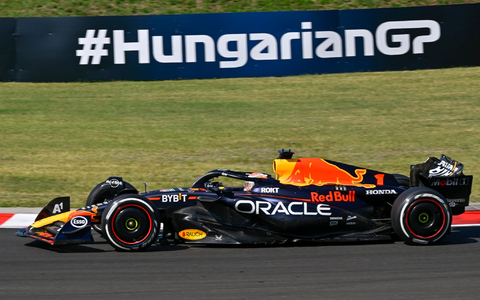 Formel-1-Titelverteidiger Max Verstappen vom Team Red Bull beim Grand Prix von Ungarn. - Foto: Denes Erdos/AP//dpa Formel-1-Titelverteidiger Max Verstappen vom Team Red Bull beim Grand Prix von Ungarn. - Foto: Denes Erdos/AP//dpa