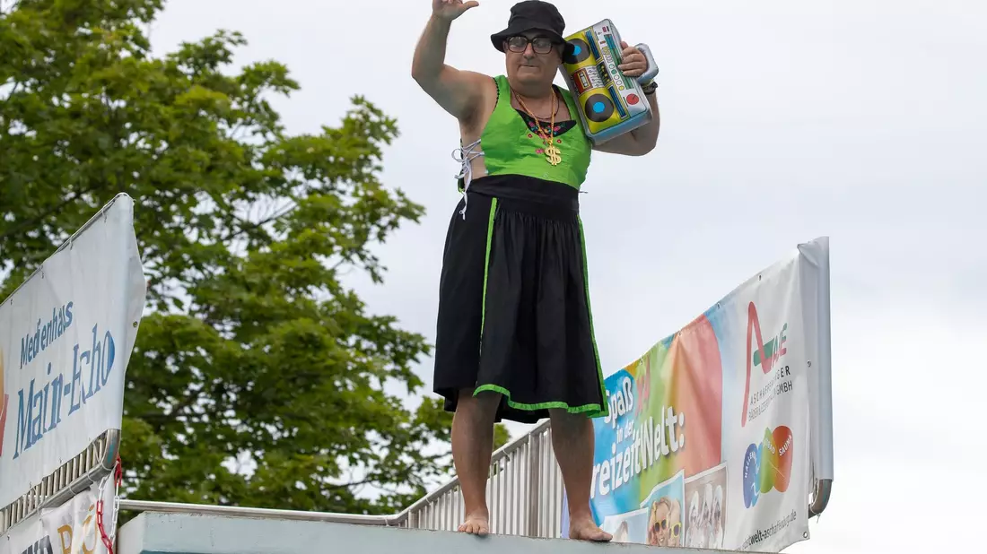 Mit dem Dirndl vom Sprungturm ins Wasser: In Aschaffenburg fand bereits zum siebten Mal das  Dirndl-Springen statt. - Bild: Helmut Fricke/dpa