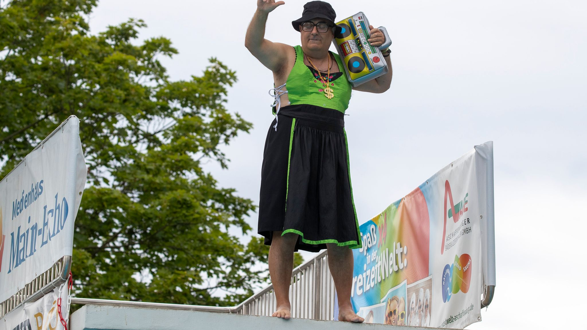 Mit dem Dirndl vom Sprungturm ins Wasser: In Aschaffenburg fand bereits zum siebten Mal das  Dirndl-Springen statt. - Foto: Helmut Fricke/dpa
