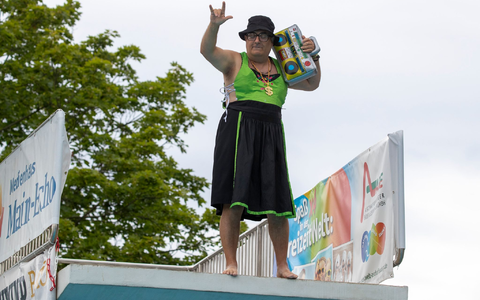 Mit dem Dirndl vom Sprungturm ins Wasser: In Aschaffenburg fand bereits zum siebten Mal das  Dirndl-Springen statt. - Foto: Helmut Fricke/dpa