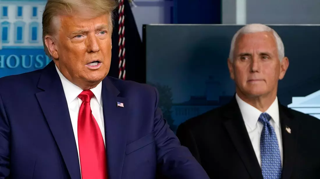 Der damalige US-Präsident Donald Trump gibt ein Pressestatement im Weißen Haus ab, im Hintergrund sein Vize Mike Pence. - Bild: Susan Walsh/AP/dpa