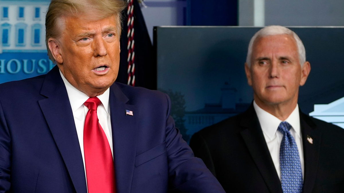 Der damalige US-Präsident Donald Trump gibt ein Pressestatement im Weißen Haus ab, im Hintergrund sein Vize Mike Pence. - Foto: Susan Walsh/AP/dpa